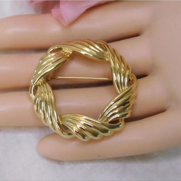 Trifari Gold tone Round Wreath Brooch Vintage Signed Pin - Picture 1 of 5